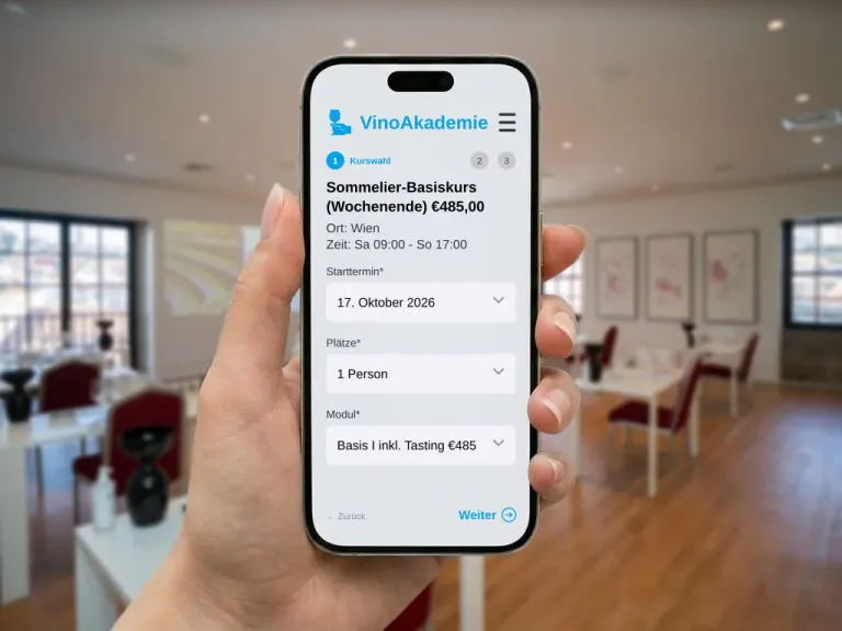 Butlerapp-Buchungsformular für einen Sommelier-Basiskurs auf einem Smartphone vor einem hellen Verkostungsraum