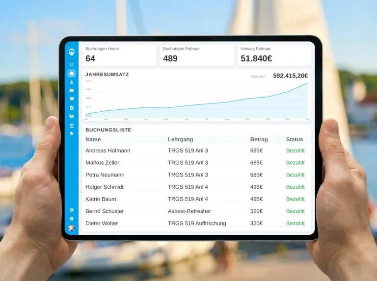 Tablet mit deutschem Butlerapp-Dashboard und Buchungsliste für TRGS-519-Lehrgänge