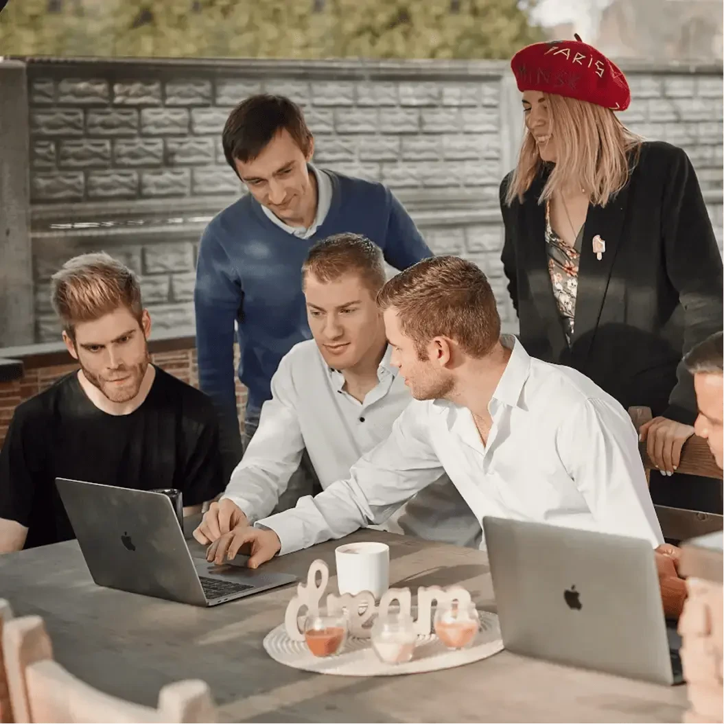 Das Butlerapp-Team arbeitet gemeinsam an Laptops