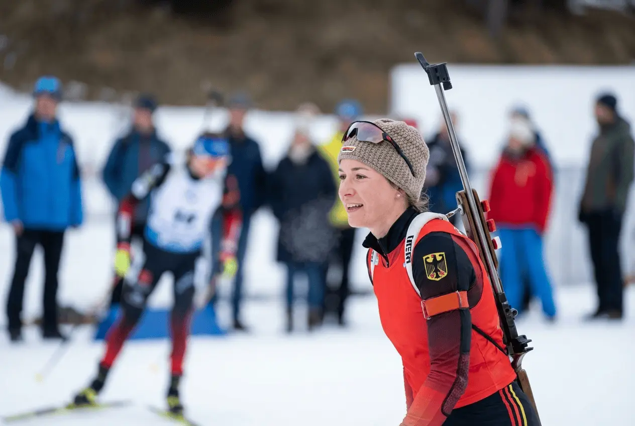 Biathlon Training am Schießstand mit Langlauf Ausbildung im Schnee
