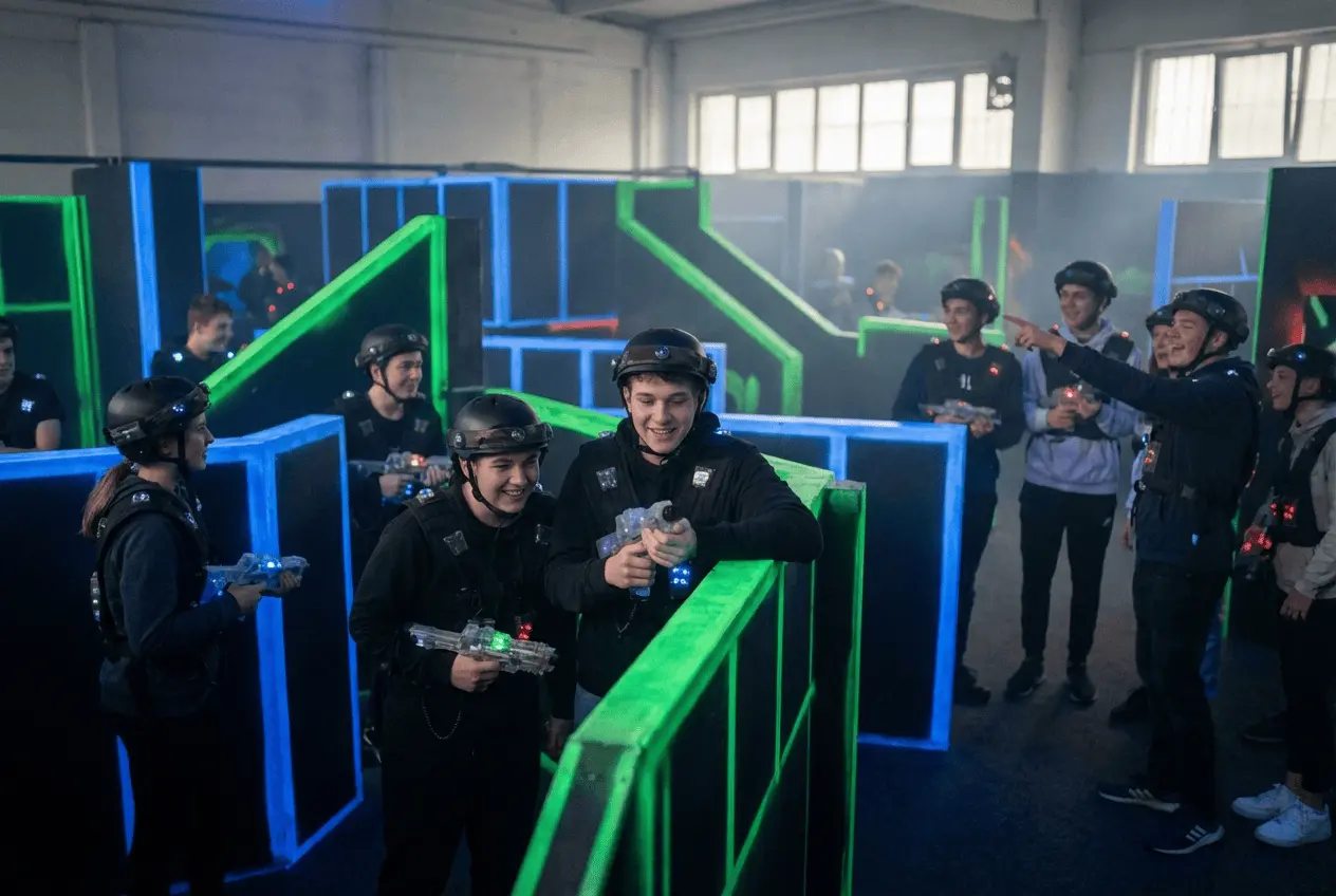 Volle Lasertag Arena mit Spielern bei einem Team Event unter Schwarzlicht