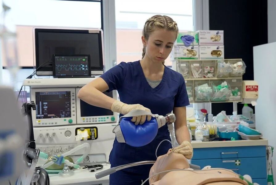 Medizinisches Simulationstraining mit Puppe im Schockraum für Ärzte und Pflegepersonal zur Weiterbildung