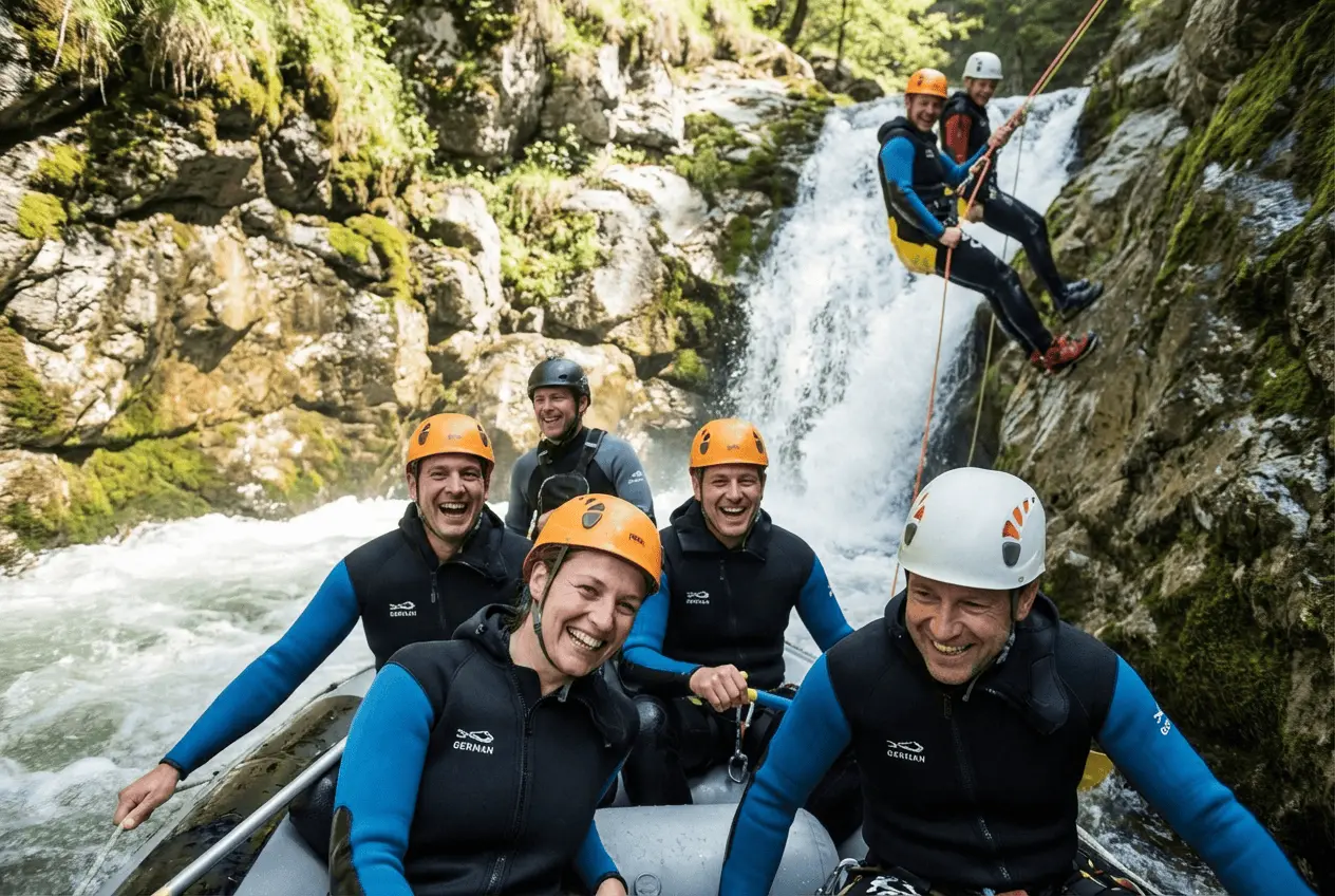 Gruppe beim Wildwasser Rafting im Schlauchboot und Canyoning im Wasserfall
