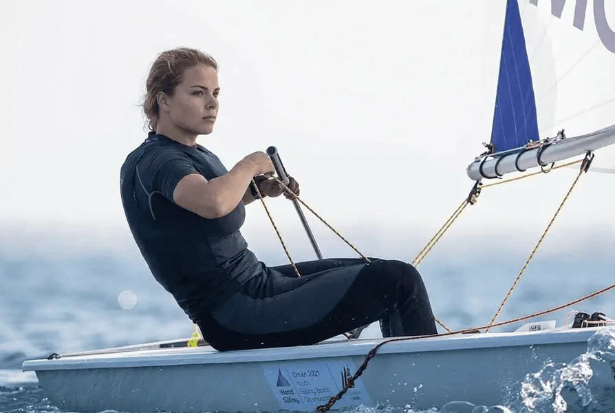 Praktische Segelausbildung auf dem Wasser für den Sportbootführerschein Binnen und See bei Sonnenschein