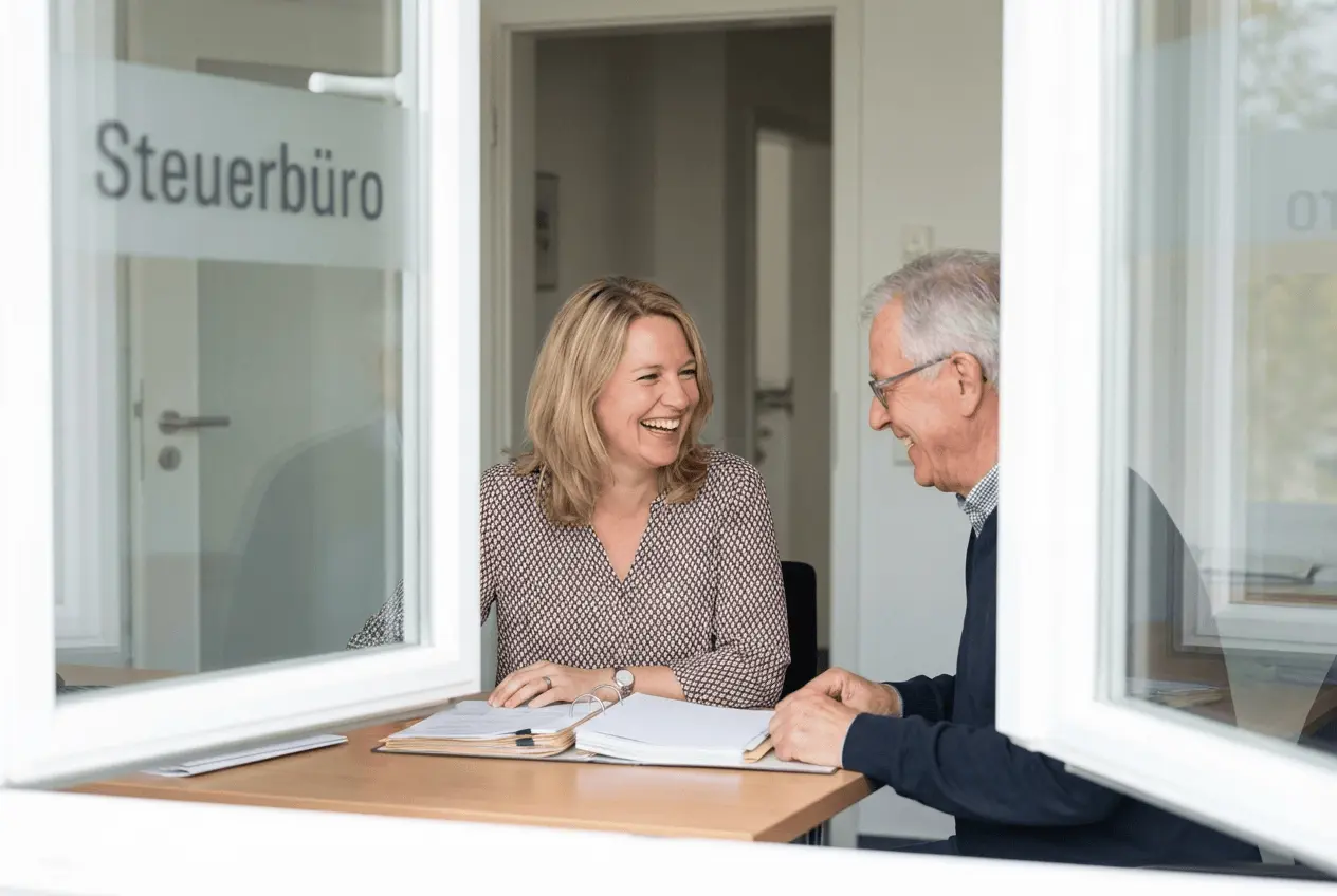 Steuerberater in moderner Kanzlei bei der digitalen Terminverwaltung am Laptop